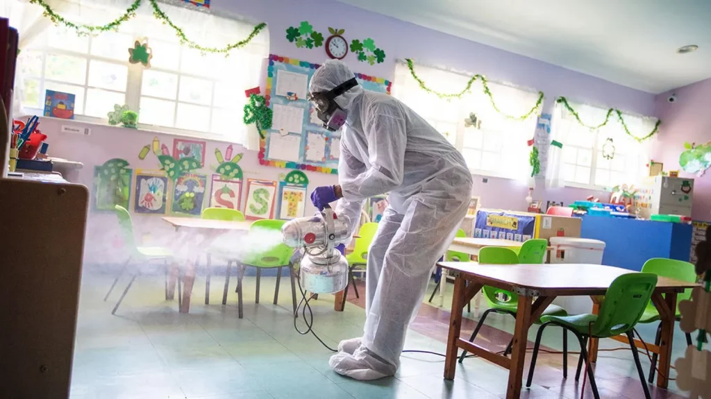 一名滅蟲公司的專家穿著白色防護服在進行滅蟲及消毒服務。