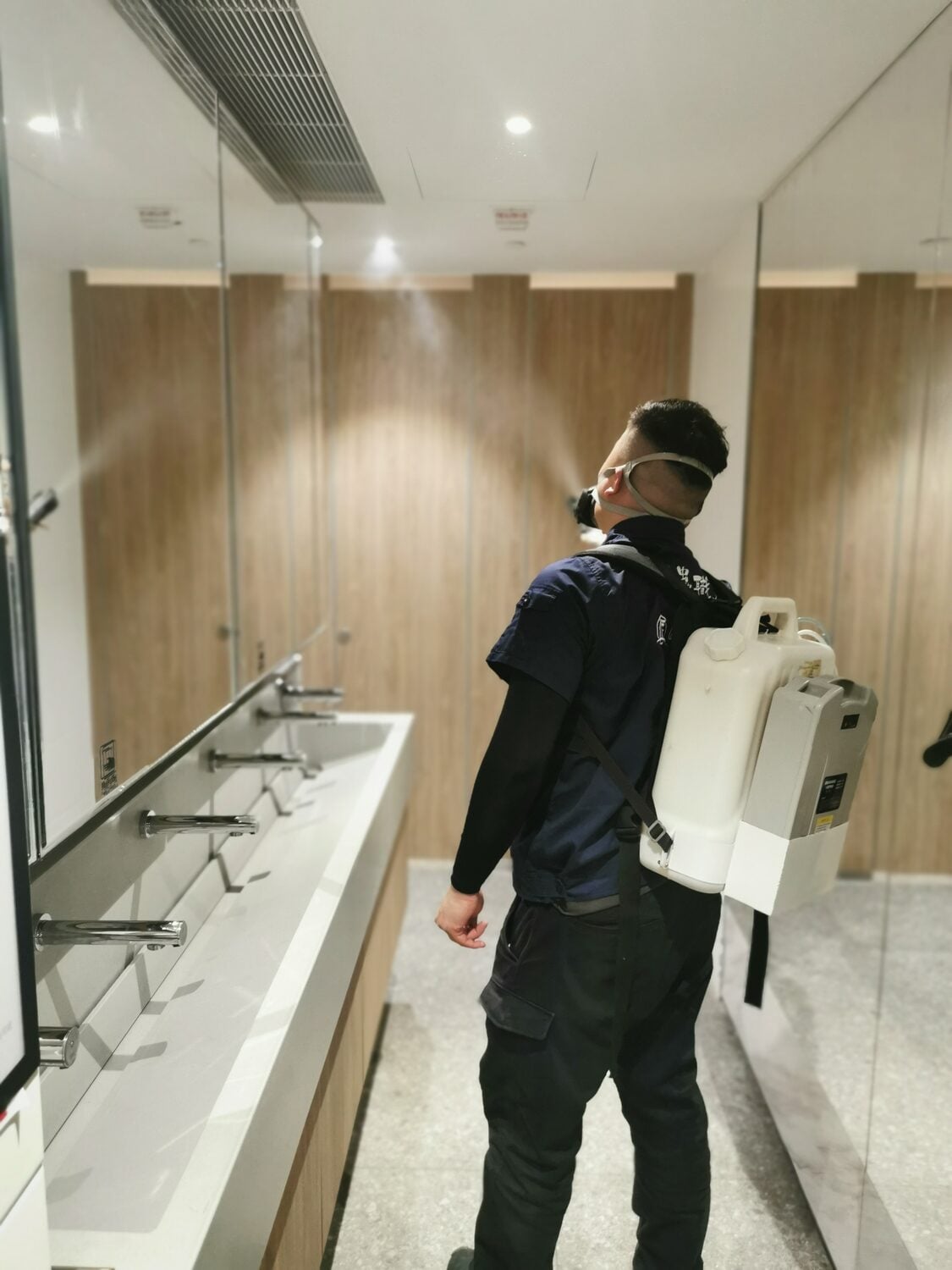 滅蟲職人滅蟲專員身穿口罩及背負式噴霧器的人員進行霧化式害蟲防治工作。